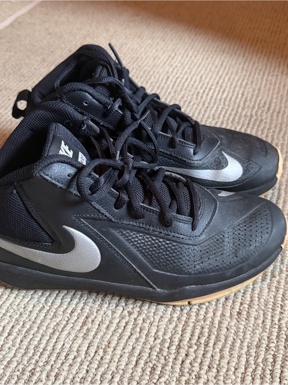 Nike Team Hustle DT Basketball Shoes Kids Size 6Y Black